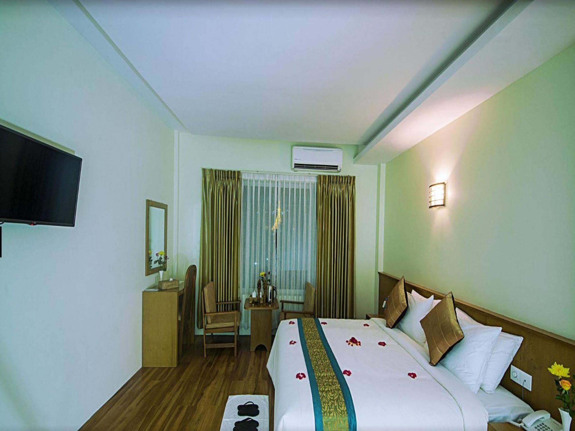 Ngwe Moe Hotel Mulmejn Zewnętrze zdjęcie